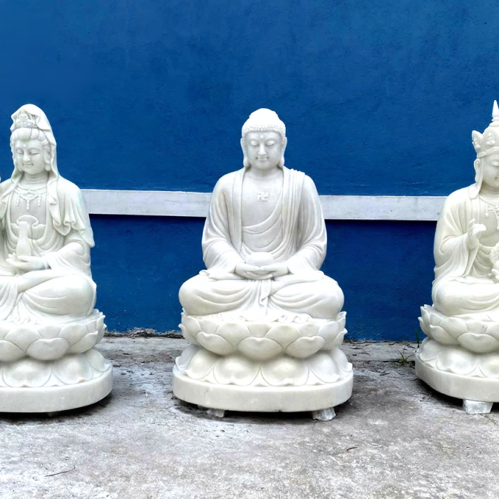 Tượng Tam Thế Phật ngồi cao