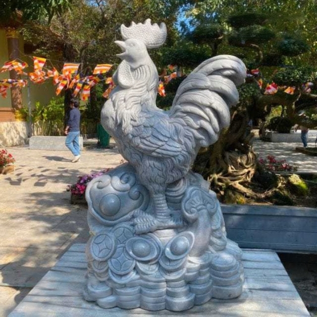 Tượng gà trống đá